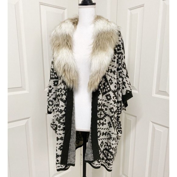 Skies are blue Faux Fur Wrap Cape Aztec Print Cardigan M/L - Picture 2 of 5